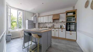 Réfrigérateur, micro-ondes, four, plaque de cuisson