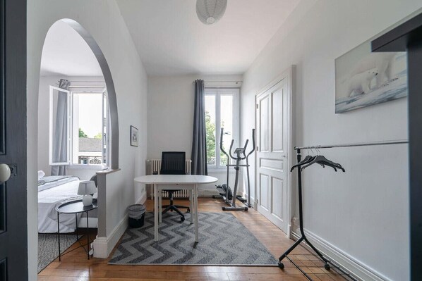 2 habitaciones, tabla de planchar con plancha y cuna de viaje