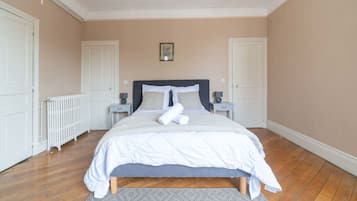 2 bedrooms, iron/ironing board, travel cot, free WiFi