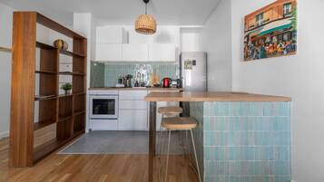 Réfrigérateur, micro-ondes, four, lave-vaisselle