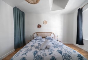 1 chambre, fer et planche à repasser, lit de bébé portatif
