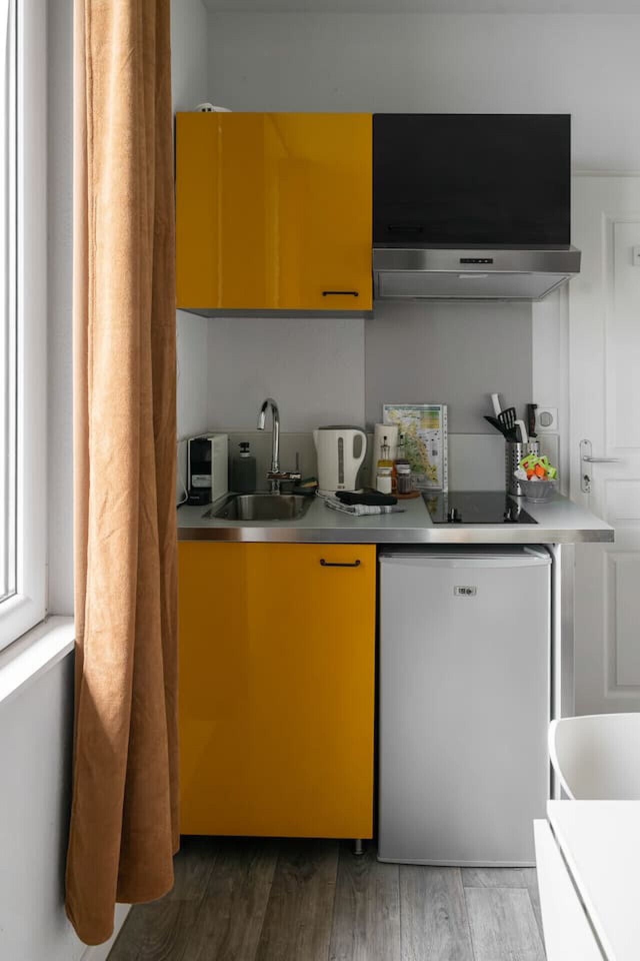 Cafetera y tetera, tostadora, utensilios de cocina y comedor 