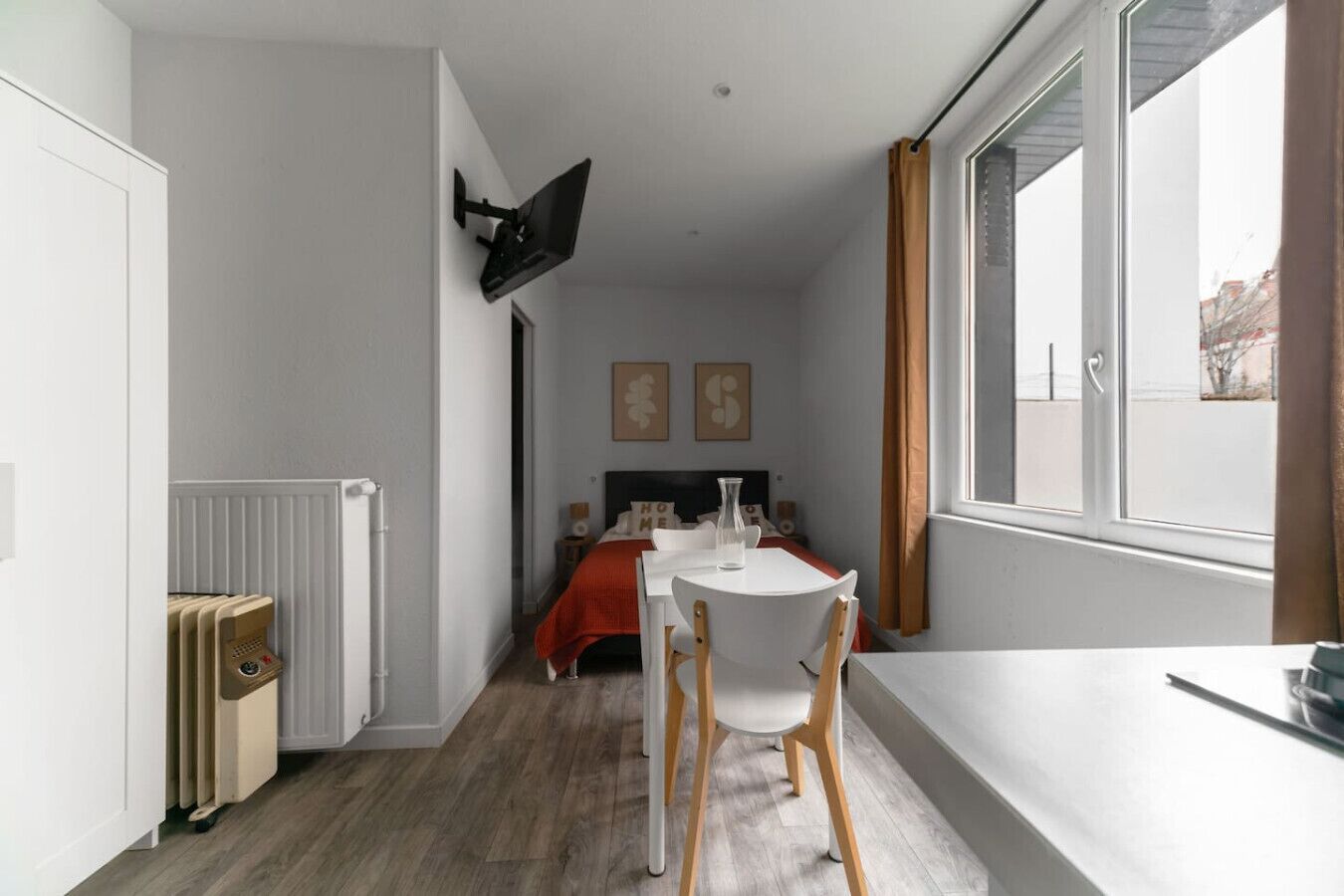 1 habitación, tabla de planchar con plancha, wifi y ropa de cama 