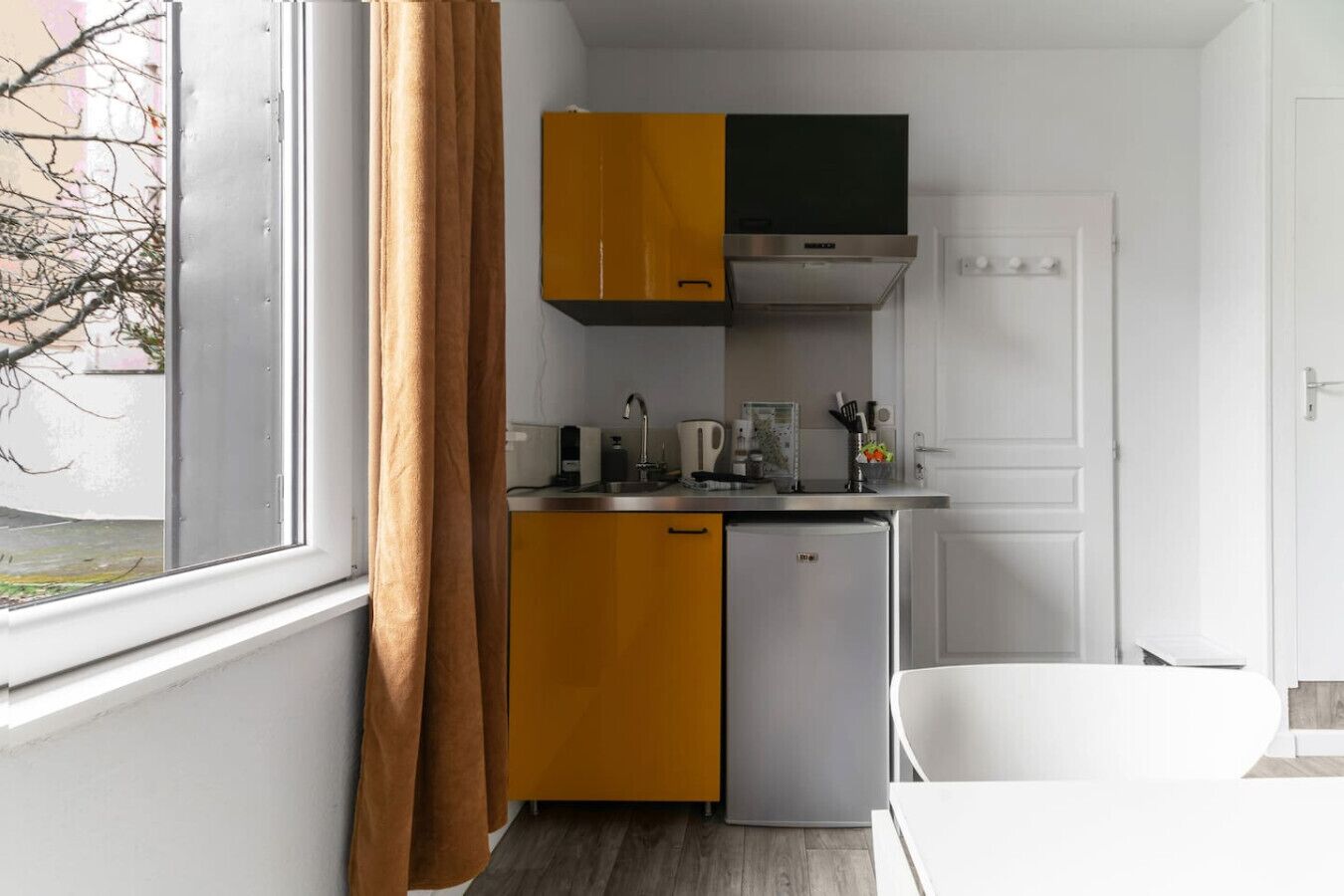 Coffee/tea maker, toaster, cookware/dishes/utensils, dining tables