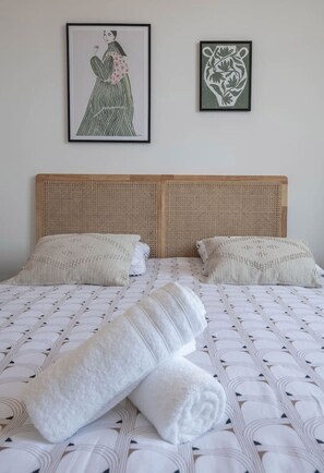 2 habitaciones, tabla de planchar con plancha y cuna de viaje 
