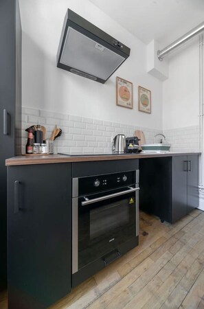 Een koelkast, een microgolfoven, een oven, een kookplaat