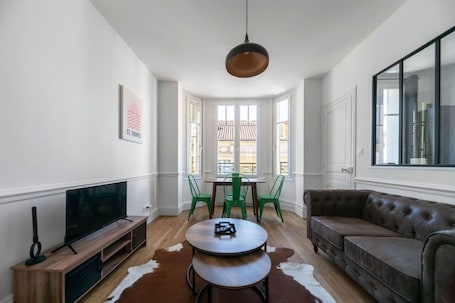 TV. Design apartment - Parks and free parking