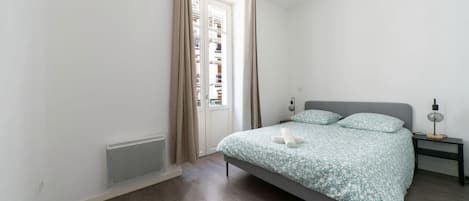 3 habitaciones, tabla de planchar con plancha y cuna de viaje