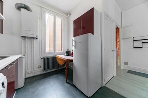 Een koelkast, een magnetron, een oven, een kookplaat