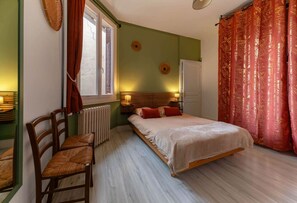 1 slaapkamer, een strijkplank/strijkijzer, reisbedje, wifi