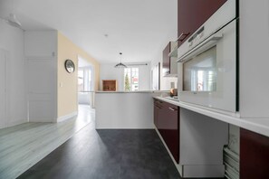 Fridge, microwave, oven, stovetop - Appartement calme et lumineux proche Thermes (Vichy)