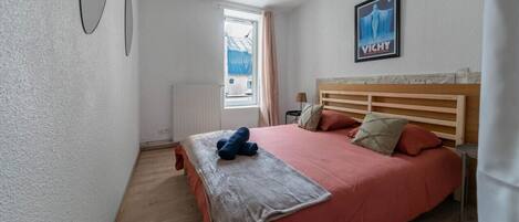 2 slaapkamers, een strijkplank/strijkijzer, reisbedje, gratis wifi