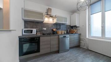 Refrigerador, microondas, horno y parrilla de estufa