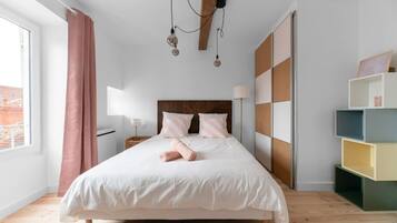 1 habitación, tabla de planchar con plancha y cuna de viaje