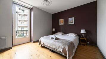 3 bedrooms, iron/ironing board, travel crib, WiFi (free)