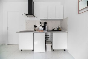 Mikrovågsugn, kaffe- och tebryggare, brödrost och grytor/köksredskap