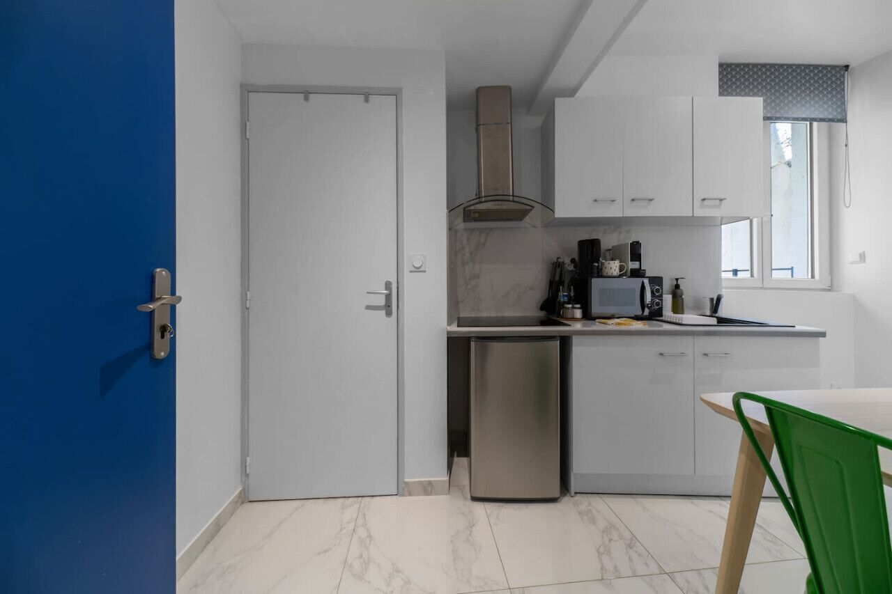 Microondas, cafetera y tetera, tostadora y utensilios de cocina 