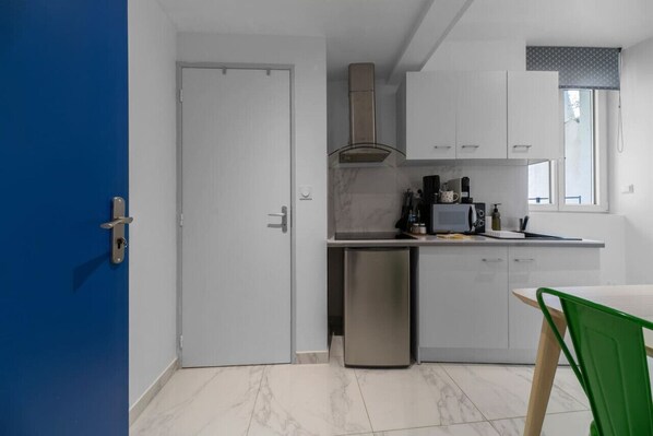 Mikrobølgeovn, kaffe-/temaskine, brødrister