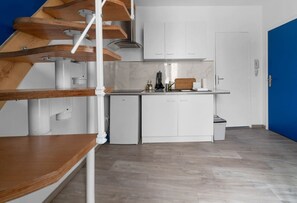 Mikrobølgeovn, kaffetrakter/tekoker, brødrister og kjøkkenutstyr