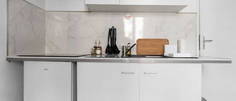 Micro-ondes, cafetière/bouilloire, grille-pain