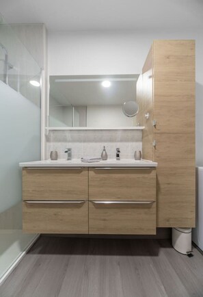 Hair dryer, towels - Large design and bright apartment, free parking (Vichy)