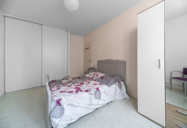 2 bedrooms, iron/ironing board, travel crib, free WiFi - Large design and bright apartment, free parking (Vichy)