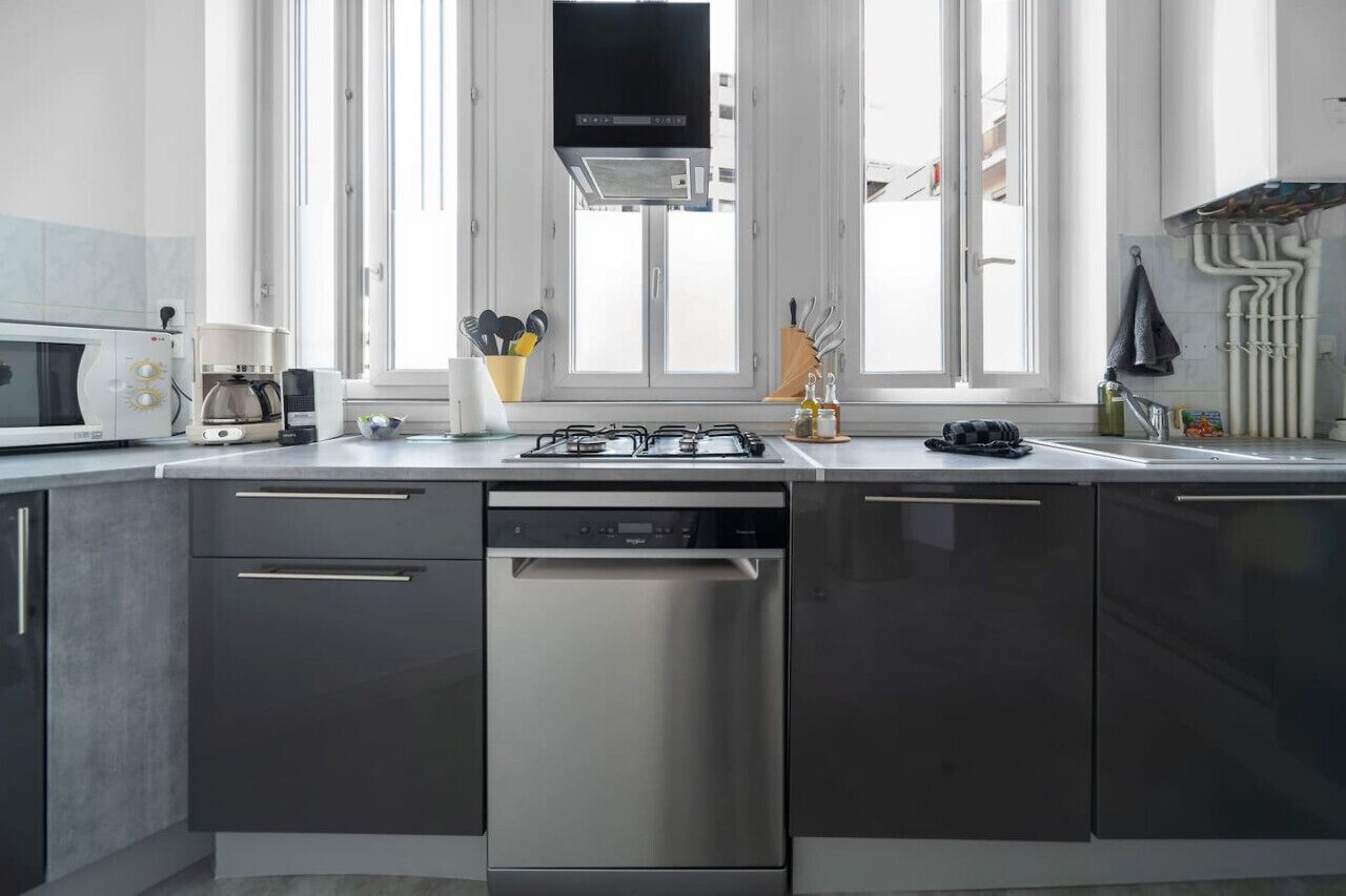 Kühlschrank, Mikrowelle, Ofen, Wasserkocher mit Kaffee-/Teezubehör