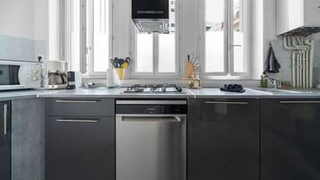 Een koelkast, een microgolfoven, een oven