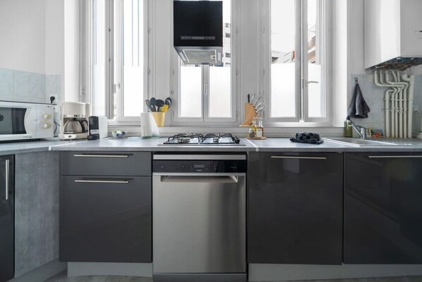 冷蔵庫、電子レンジ、オーブン、コーヒー / ティーメーカー