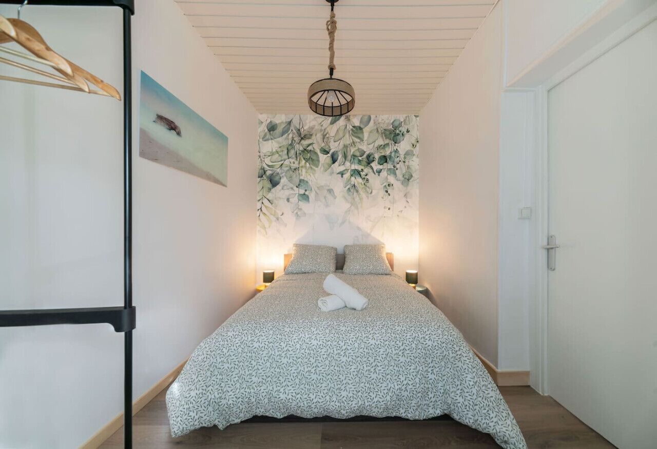 1 habitación, tabla de planchar con plancha y cuna de viaje 