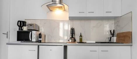 Micro-ondes, cafetière/bouilloire, grille-pain