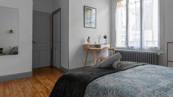 1 habitación, tabla de planchar con plancha y cuna de viaje