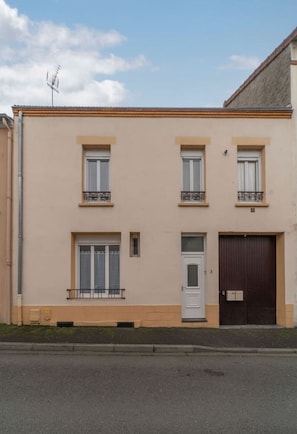 Exterior - Design and bright apartment, free parking (Vichy)