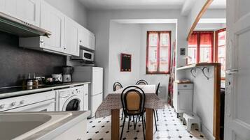 Refrigerador, microondas, horno y cafetera y tetera