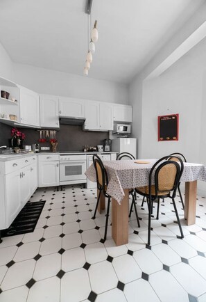 Fridge, microwave, oven, coffee/tea maker