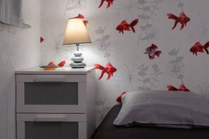 1 habitación, tabla de planchar con plancha y cuna de viaje 