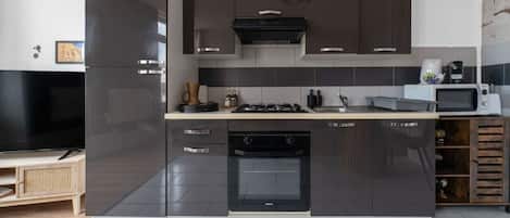 Fridge, microwave, oven, coffee/tea maker