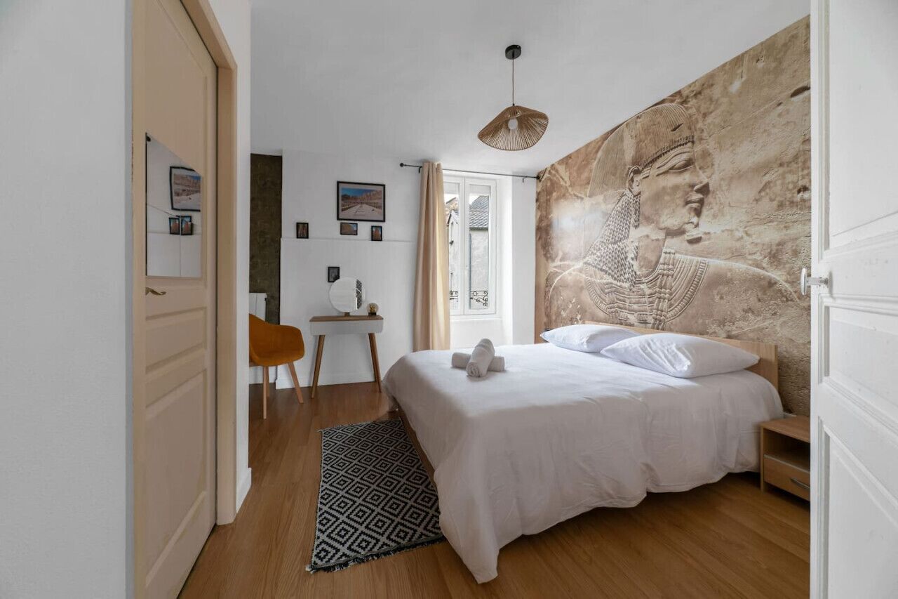 1 habitación, tabla de planchar con plancha y cuna de viaje 