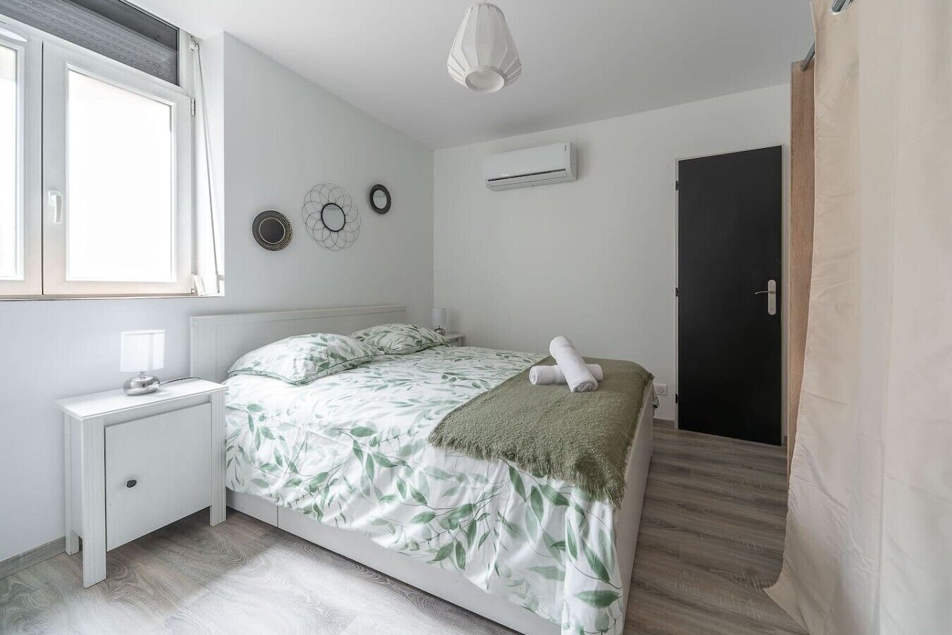 Tabla de planchar con plancha, cuna de viaje, wifi gratis y ropa de cama
