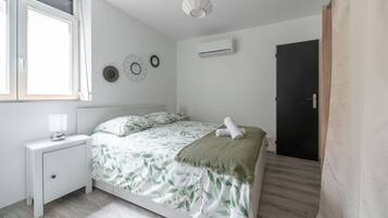 Tabla de planchar con plancha, cuna de viaje, wifi gratis y ropa de cama