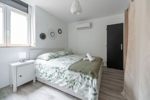 Iron/ironing board, travel crib, free WiFi, bed sheets