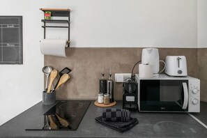 Réfrigérateur, micro-ondes, cafetière/bouilloire, grille-pain