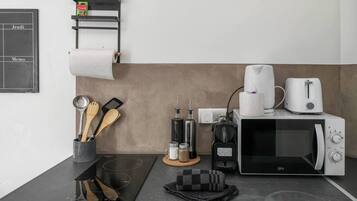 Frigorífico, microondas, cafetera o tetera y tostadora