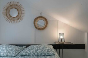 Tabla de planchar con plancha, wifi gratis y ropa de cama 