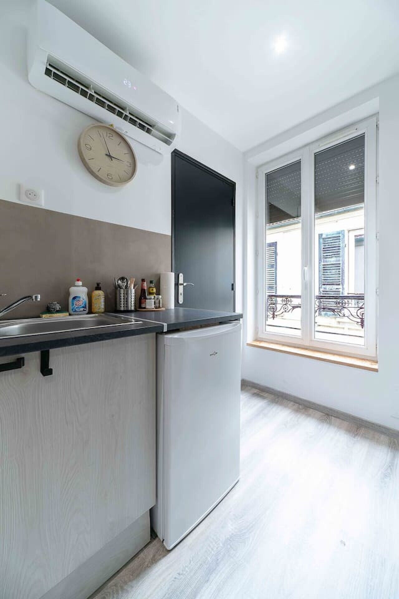 Kühlschrank, Mikrowelle, Wasserkocher mit Kaffee-/Teezubehör, Toaster