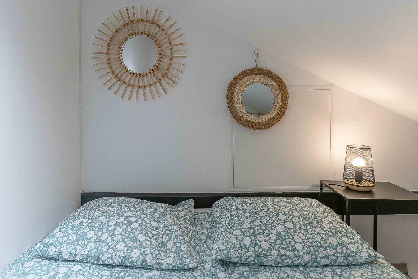 Tabla de planchar con plancha, wifi gratis, ropa de cama