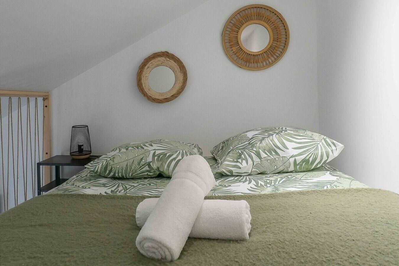 Tabla de planchar con plancha, wifi gratis, ropa de cama