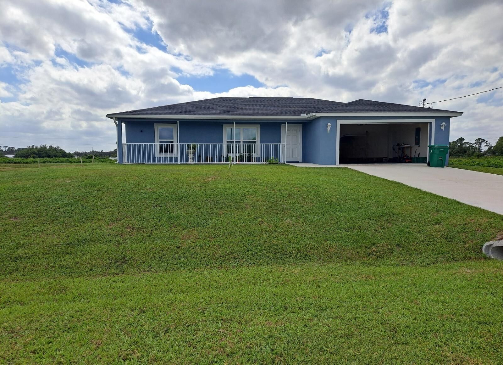 Cozy 2-bedroom house in peaceful LaBelle with AC, WiFi, full kitchen, living