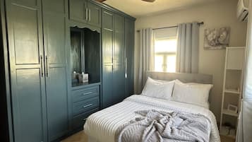 1 Schlafzimmer, Schreibtisch, BĂŒgeleisen/BĂŒgelbrett, WLAN
