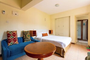 1 dormitorio, tabla de planchar con plancha, wifi y ropa de cama